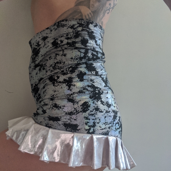 High Waisted Ruffled Shorts - Picture 2 of 3